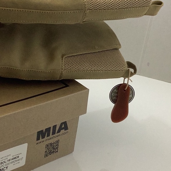 Tan Knee-High Women's Boots MIA

Kathleen - Picture 15 of 15